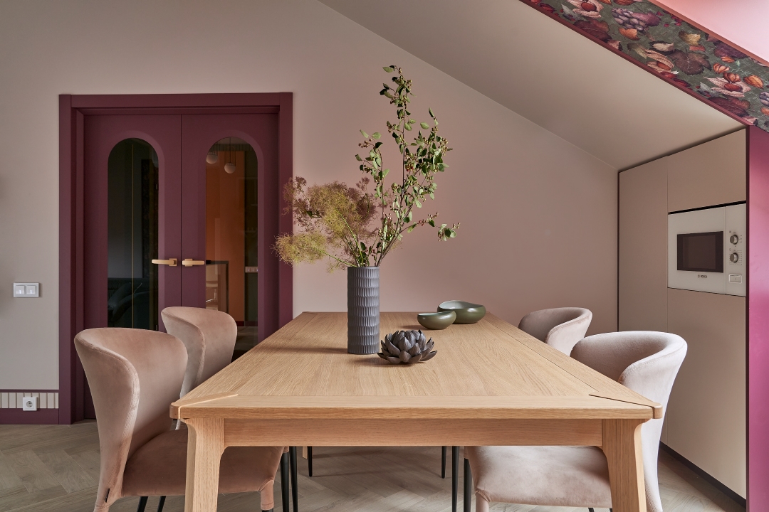 dom-s-tsvetnym-intererom-9