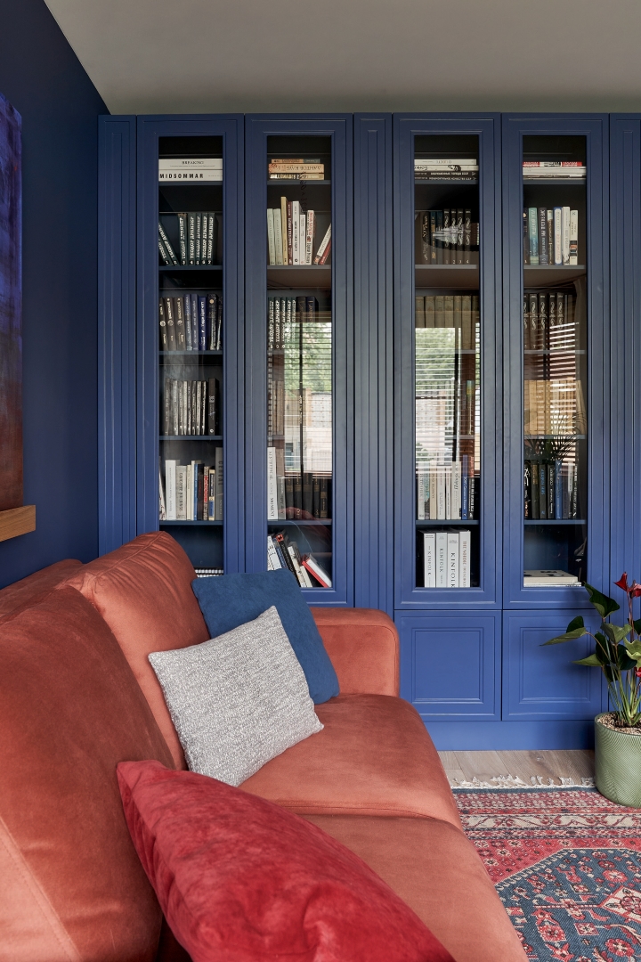 dom-s-tsvetnym-intererom-10